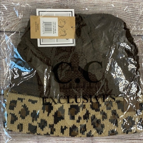 C.C Exclusives Leopard Messy Bun Ponytail Beanie - Picture 3 of 5